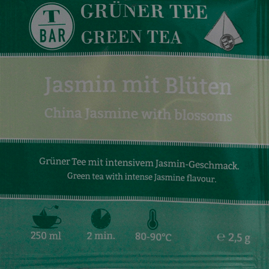 Gruentee Jasmin mit Blueten im Teebeutel
